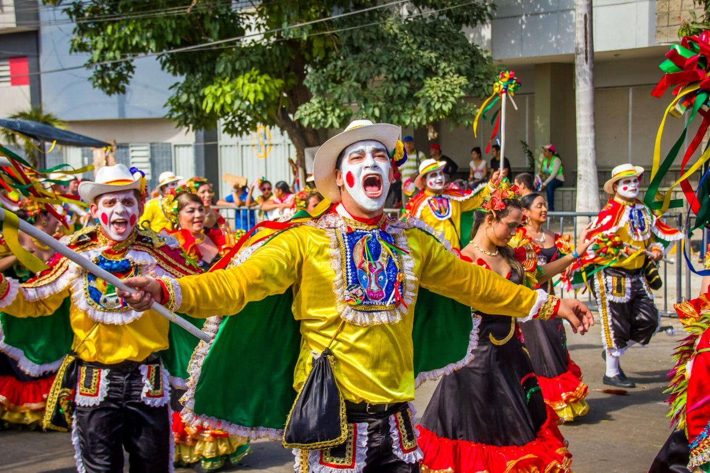 Alegría color y baile en los carnavales de Colombia