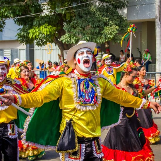 Alegría color y baile en los carnavales de Colombia