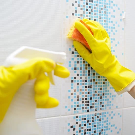 limpiar-azulejos-del-bano