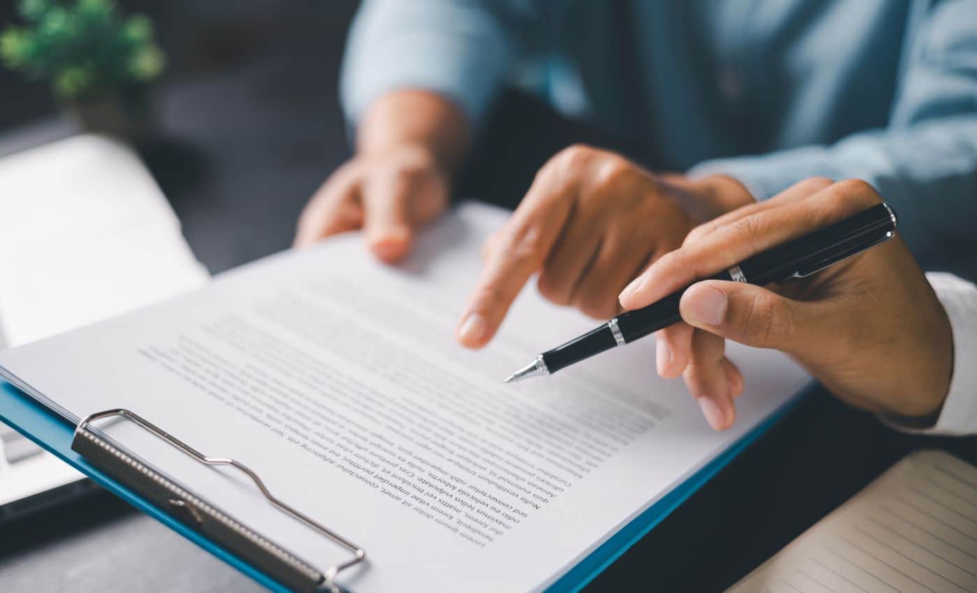 Inquilino realizando mantenimiento básico en vivienda tras cambios en la ley de alquileres en Colombia