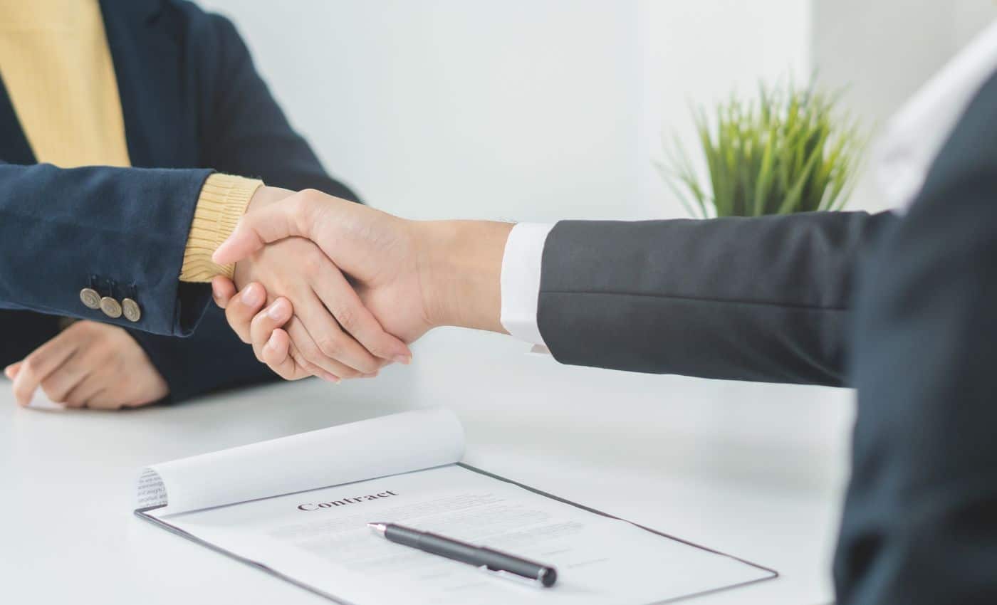 Inquilino y propietario revisando condiciones de arriendo y responsabilidades del inmueble